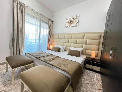 Private gorgeous Room with Marina view with Shared Kitchen in Shared Apartment - Tap to explore photos