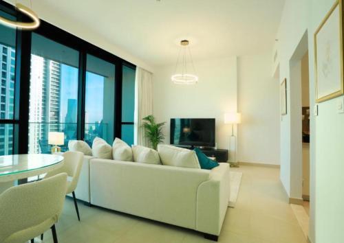 Elegant Apartment with Direct access to Dubai Mall - Tap to explore photos