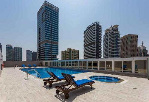 Luxury 2BR Apartment in Dubai Marina - Tap to explore photos