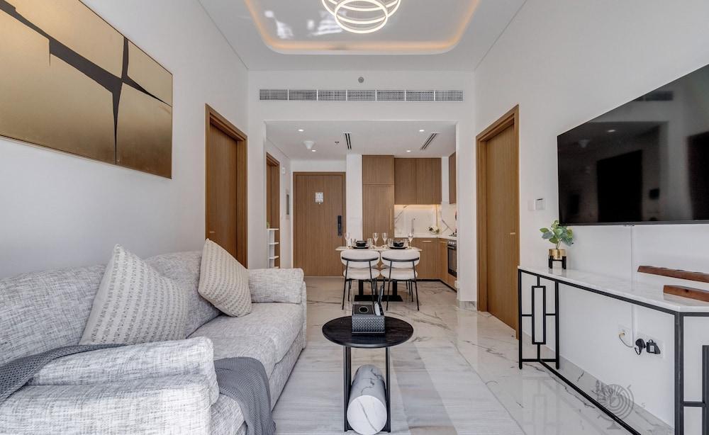 GLOBALSTAY Azizi Riviera 67 - Tap to explore photos
