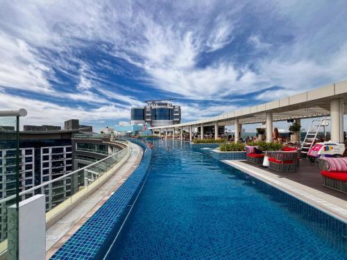 Palm Jumeirah - Rooftop Pool & Beach Access - Tap to explore photos