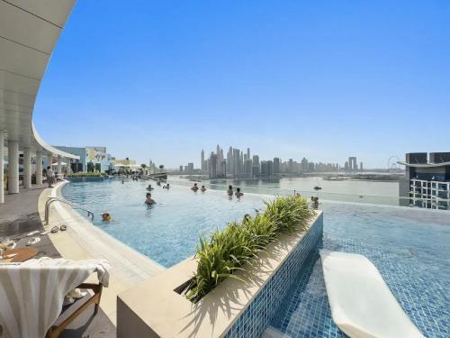 Palm Jumeirah - Rooftop Pool & Beach Access - Tap to explore photos