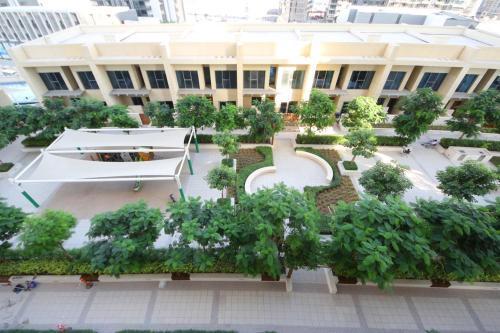 Elegant Waterfront 1BHK in Dubai Creek Harbour - Tap to explore photos