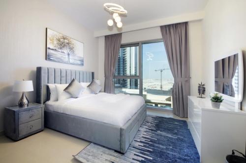 Elegant Waterfront 1BHK in Dubai Creek Harbour - Tap to explore photos