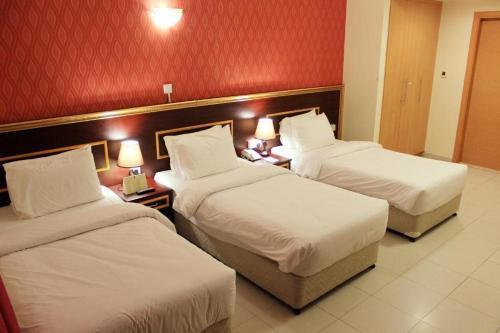 Montreal Naif Hotel Room Type - Deluxe Double or Twin Room