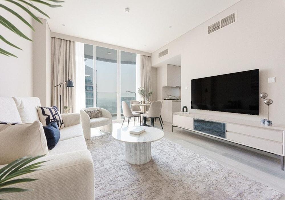 Dubai Marina Walk Gem Modern Apartments Room Type - Royal Apartment, 1 King Bed with Sofa bed, Marina View