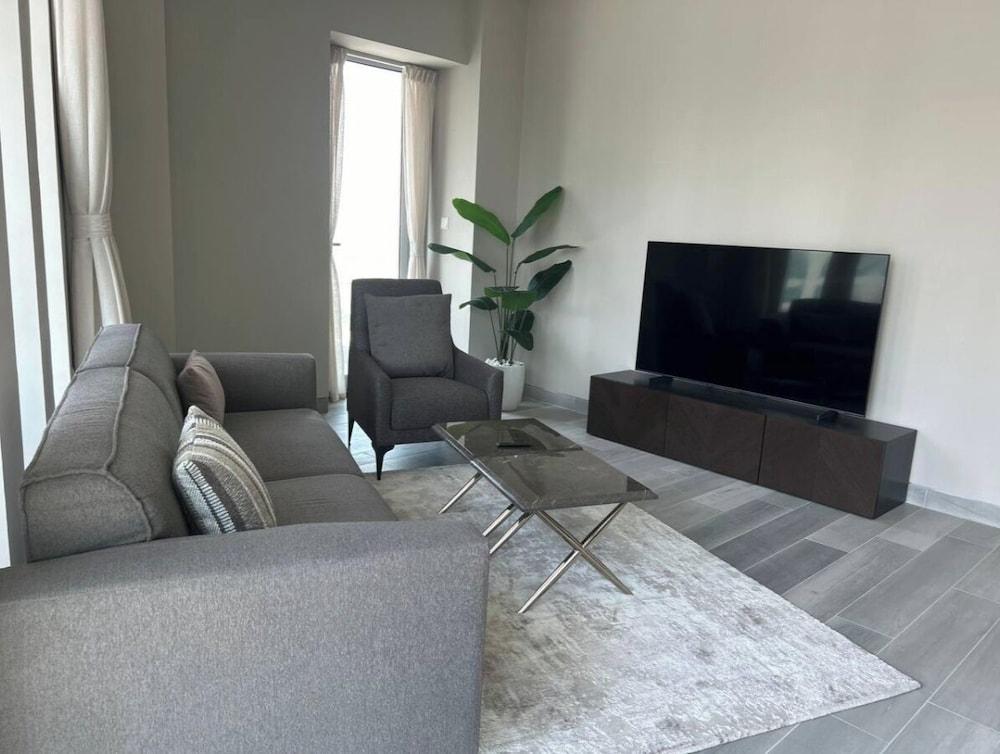 Dubai Marina Walk Gem Modern Apartments - Tap to explore photos