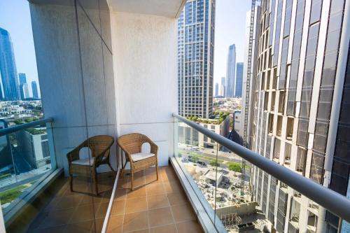 Downtown Dubai Mall walk & Burj Khalifa DIFC 5 mins