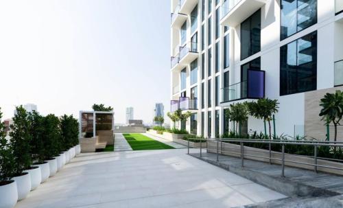 Chic & Modern 1br Apt Balcony Pool Parking