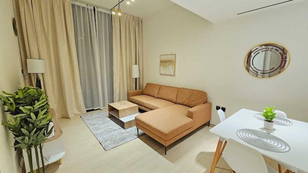 OYO HOME 1404 Premium 1bed Apt At Jvc Be - Tap to explore photos
