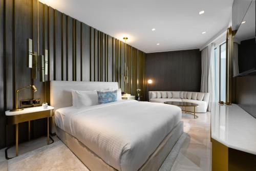 Maison Privee - Glamourous Apt with Sea Views at FIVE Palm - Tap to explore photos