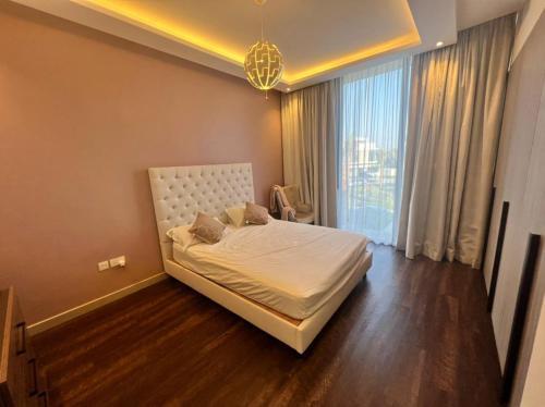 Room for rent in a luxury villa - Tap to explore photos