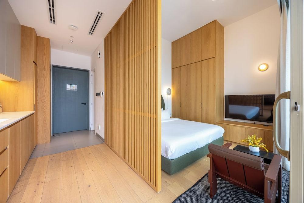 Mood Living 45 Room Type - Deluxe Studio, 1 Queen Bed, Balcony, City View