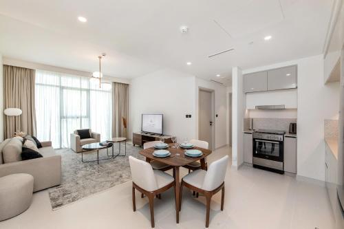 Chic Apartments in Marina Vista Emaar Beachfront - Tap to explore photos