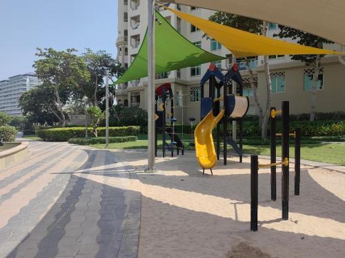Bright 2 Bedroom Apartment, Beach & Pool Access