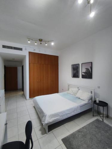 Spacious Master Bedroom with Balcony Horizon Tower, Dubai Marina - Tap to explore photos