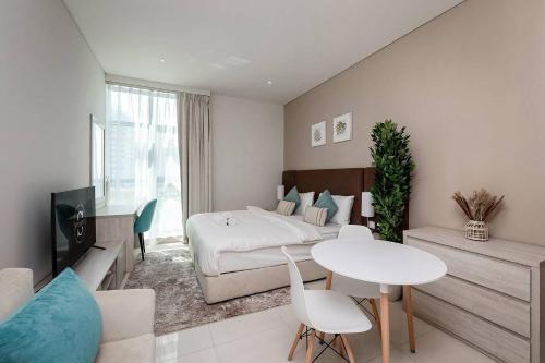 Seven Palm Studios & 1BR Rooftop Pool & Beach - Tap to explore photos
