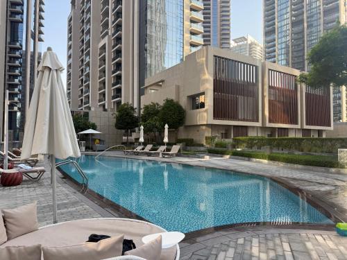 Varen Private Room in Shared Burj Vista Apartment - Tap to explore photos