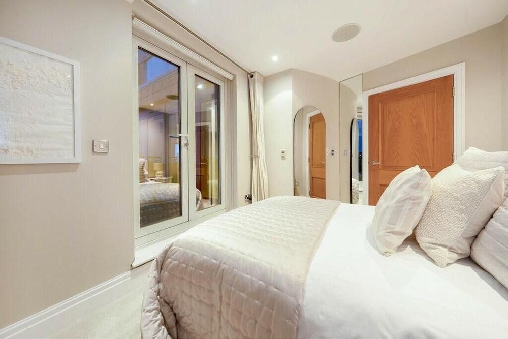 Riverside Retreat in Central London - Tap to explore photos