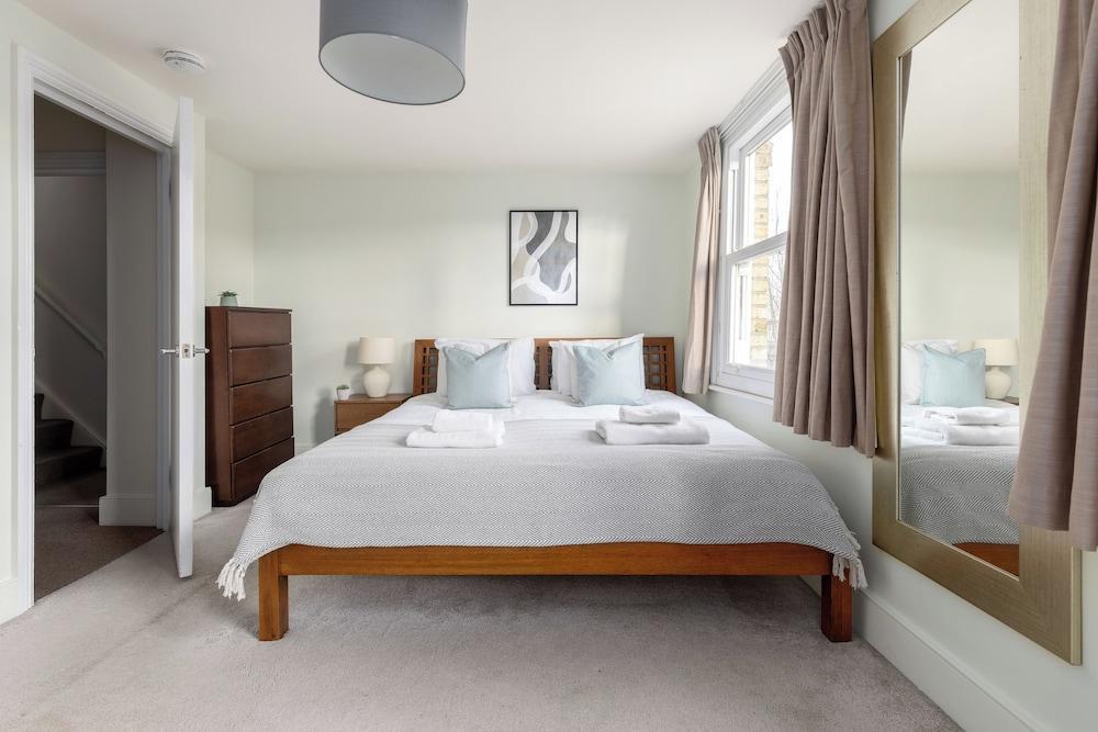 Stylish Flat in Wandsworth - Tap to explore photos