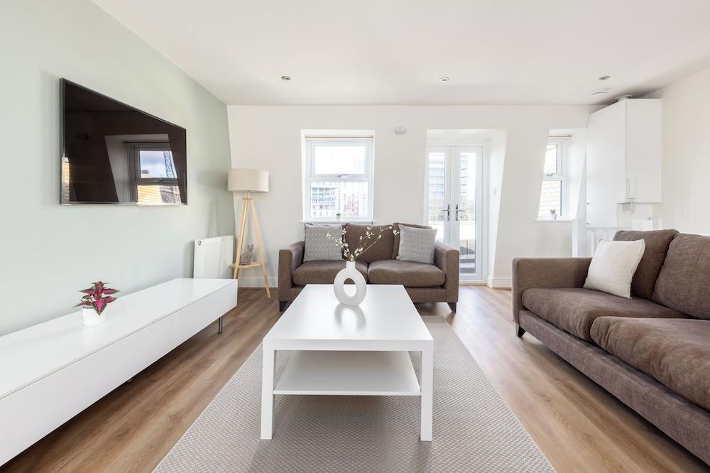 Stylish Flat in Wandsworth - Tap to explore photos