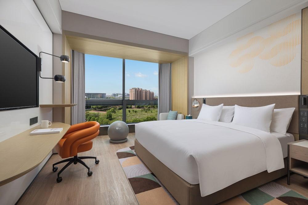 EVEN Hotel Shanghai Hongqiao CBD by IHG Room Type - Standard Room, 1 King Bed, Garden View