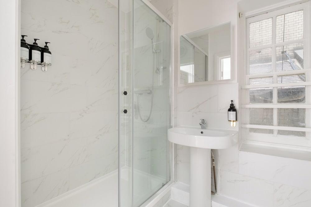LONDONERS│Mayfair Serviced Apartments - Tap to explore photos