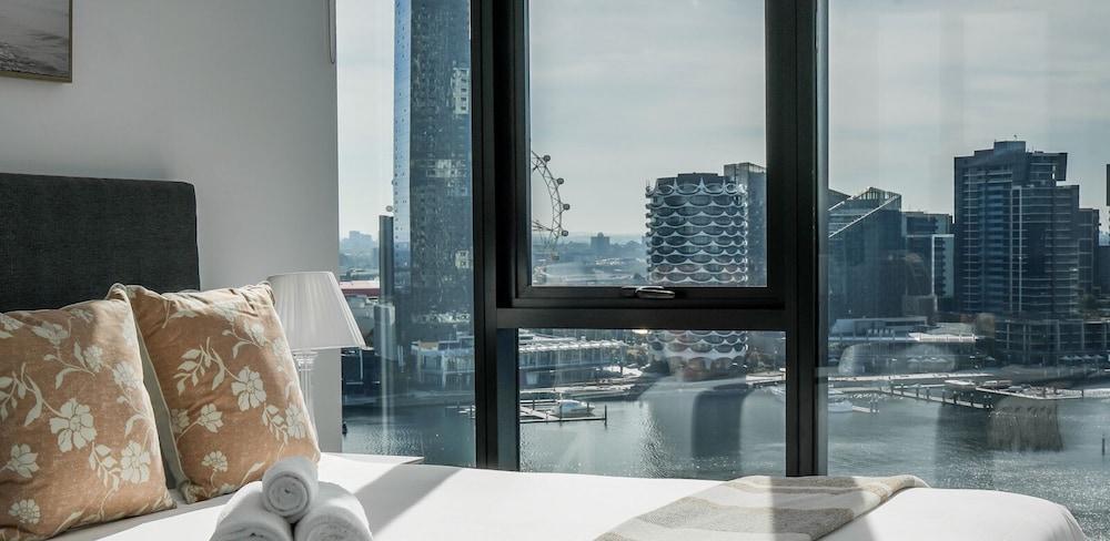 Melbourne Private Apartments - Stadium and Harbour Views - Tap to explore photos