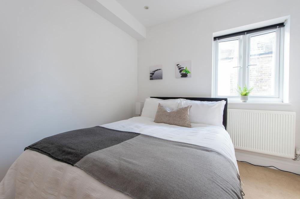 Ealing 3 Bath Flat with Parking 10 mins to Station Room Type - Apartment