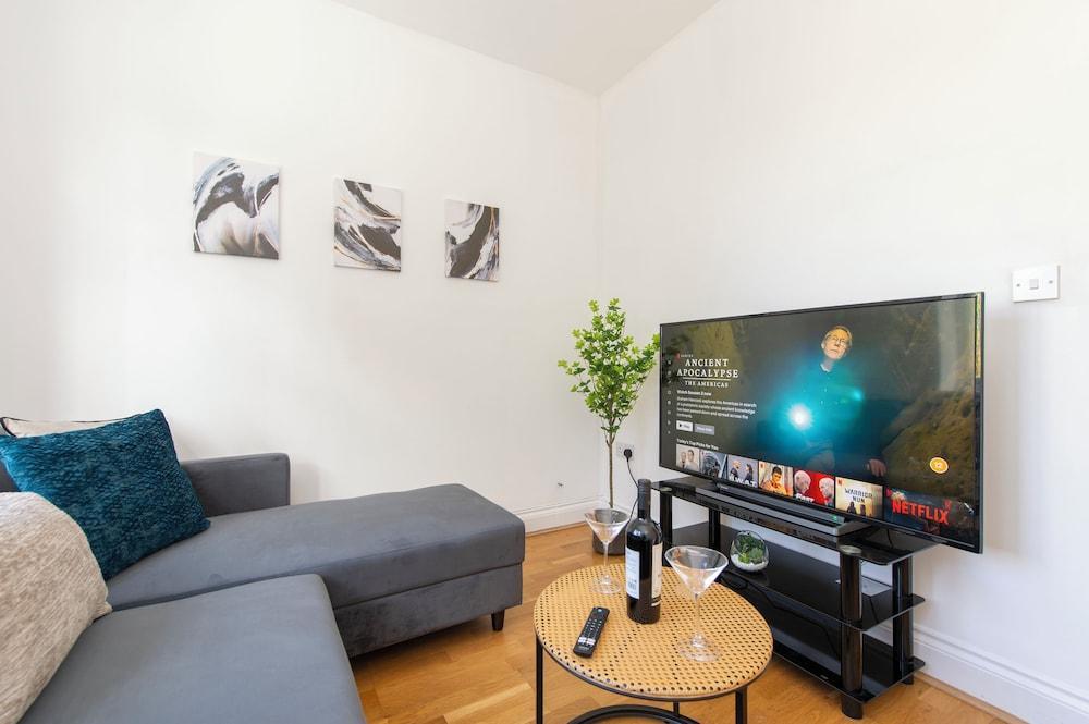 Ealing 3 Bath Flat with Parking 10 mins to Station - Tap to explore photos