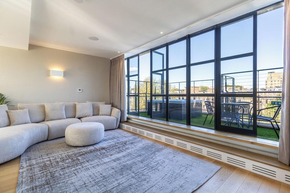 AYLI Room Type - Suite 14 - Four Bedroom Penthouse with Hot Tub
