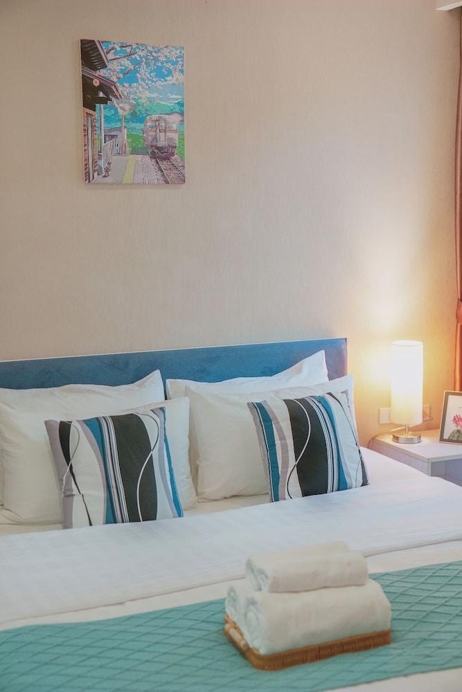 Seven Seas Condo Resort steps to Beach Room Type - Classic Apartment, 1 King Bed with Sofa bed, Balcony, Courtyard View Seven Seas Condo Resort steps to Beach Room Type - Classic Apartment, 1 King Bed with Sofa bed, Balcony, Courtyard View