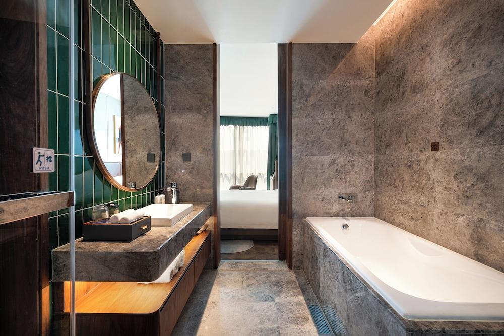 Novotel Shanghai Baoshan Jiusi Room Type - Deluxe Room, 1 King Bed