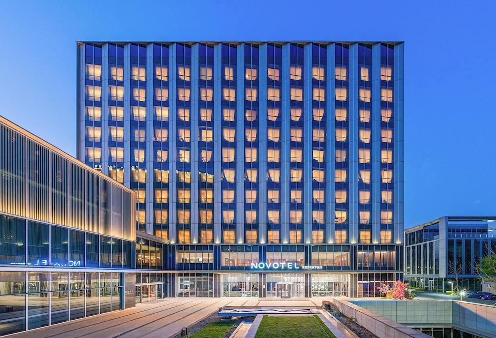 Novotel Shanghai Baoshan Jiusi - Tap to explore photos
