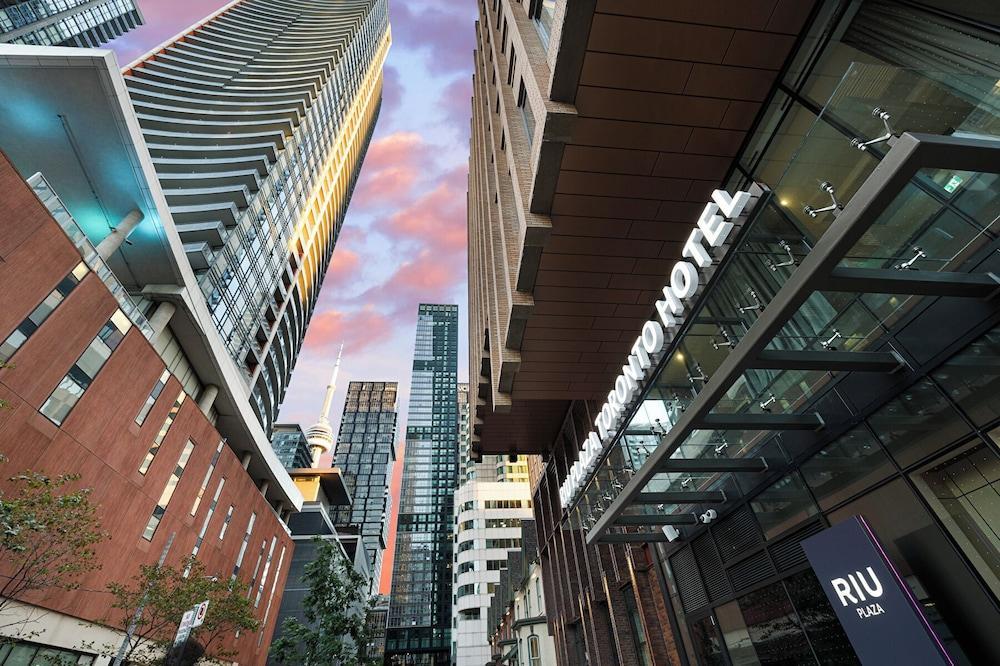 Hotel Riu Plaza Toronto - Tap to explore photos