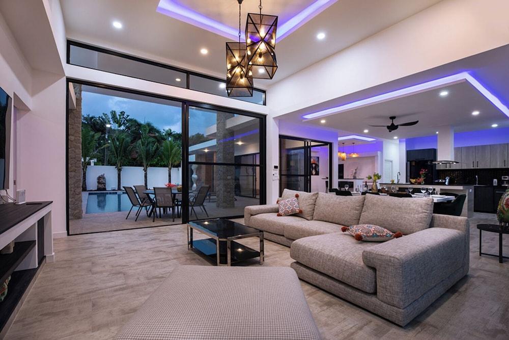 Modern 5 Bedrooms Pool Villa Curtis - Tap to explore photos