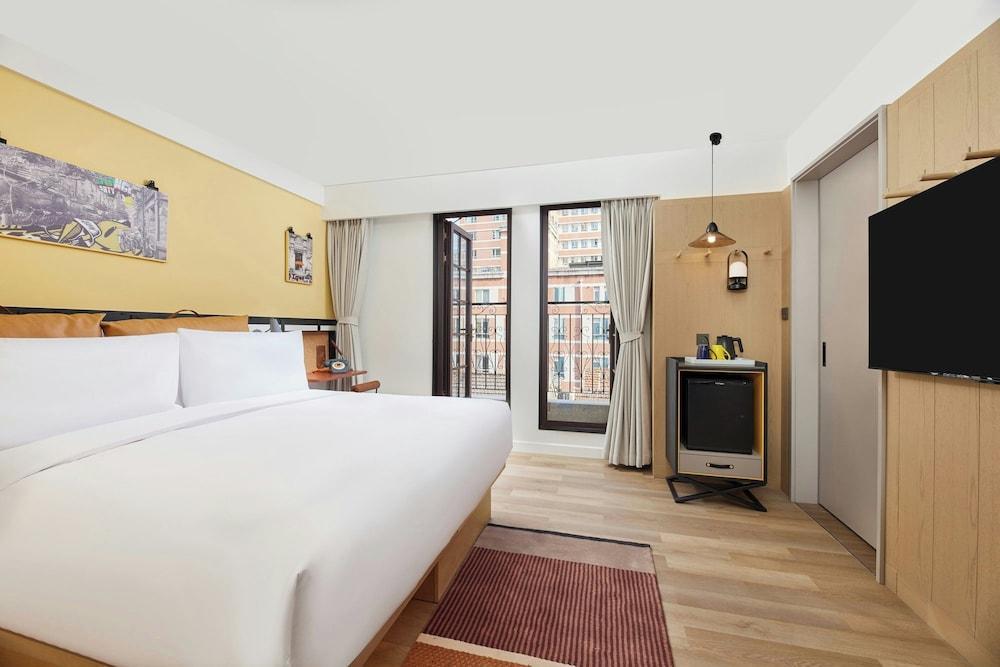Moxy Shanghai Putuo Room Type - Room, 1 King Bed, Balcony, City View