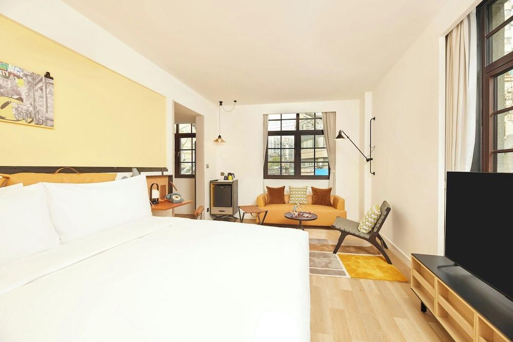 Moxy Shanghai Putuo Room Type - Room, 1 King Bed, City View, Corner