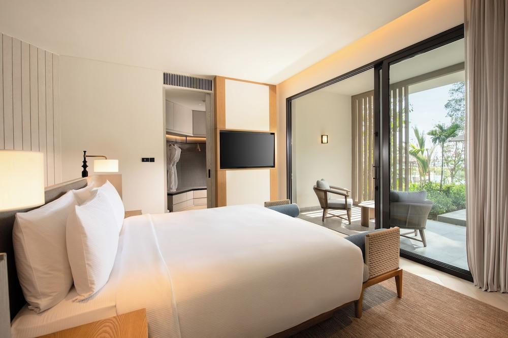 Hilton Burau Bay Langkawi Resort Room Type - Deluxe Suite, 1 King Bed, Terrace