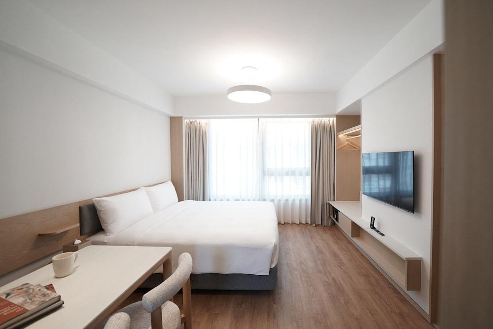 Stage Well Hotel Room Type - Quad Room - 1 King & 2 Singles