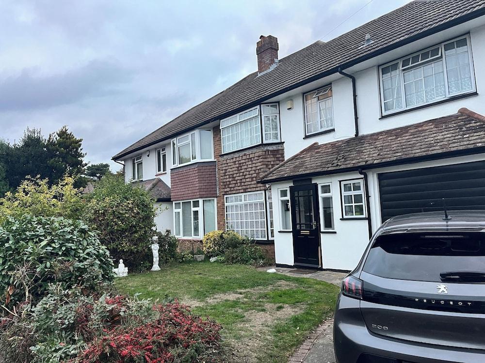 Love and Peace Petts Wood - Tap to explore photos