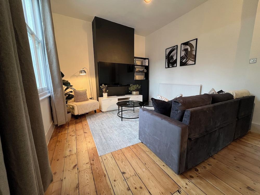 Fulham Tranquil 2BD King Bed Home w/ Parking & Gdn - Tap to explore photos