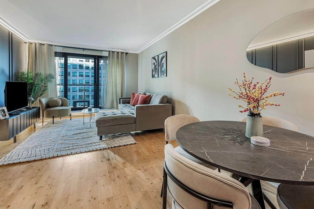 Capacious Two bed Apt in Canary Wharf - Tap to explore photos