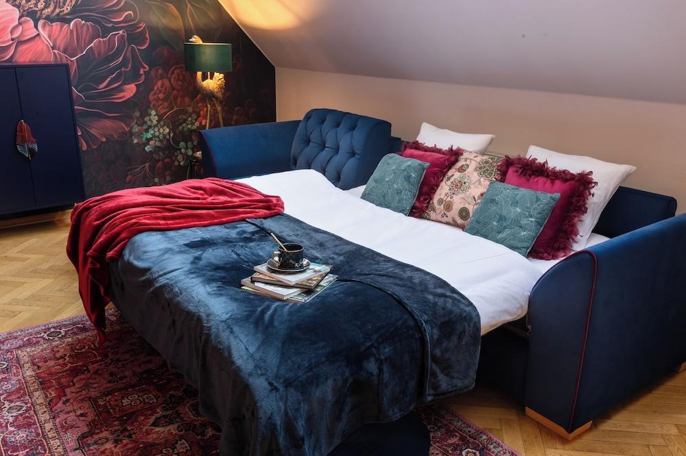 Decadent Art Deco Apartment in Old Town - Tap to explore photos