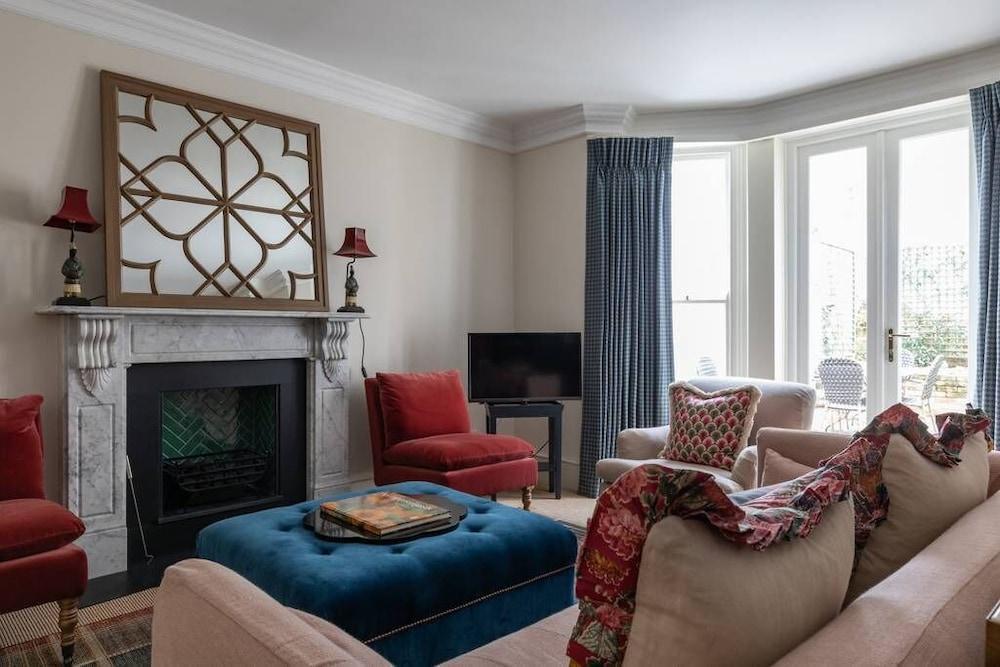 Tite Street IX by Onefinestay