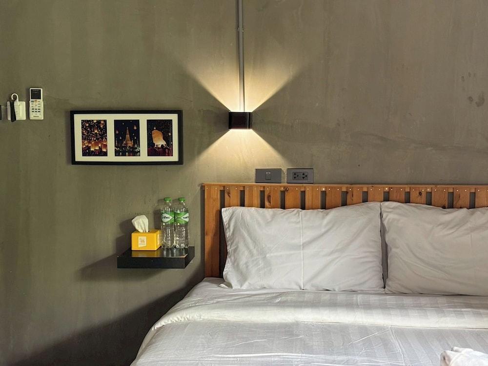 Sukhum Rajamangala-Phatthanakan Rooms - Tap to explore photos