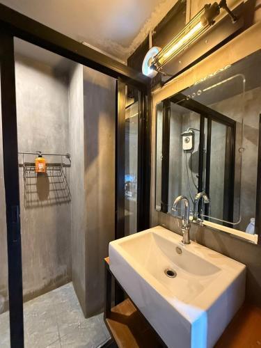 Sukhum Rajamangala-Phatthanakan Rooms - Tap to explore photos