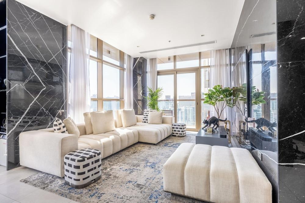 Exclusive Dubai Marina Stay - Posh 3BR - Tap to explore photos