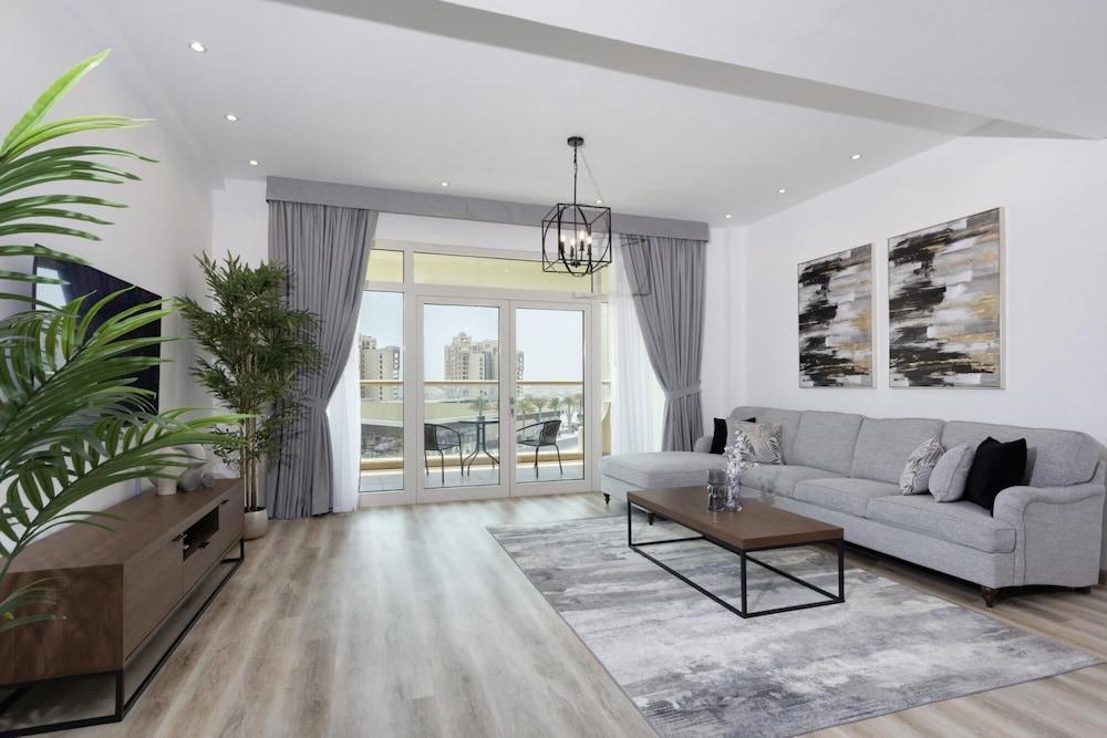 Luxe 1BR w Palm Skyline View Easy Mall Access - Tap to explore photos