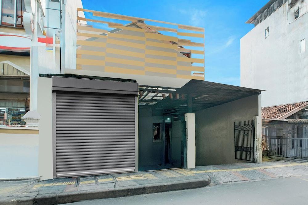 Collection O 94637 Teratai Residence - Tap to explore photos